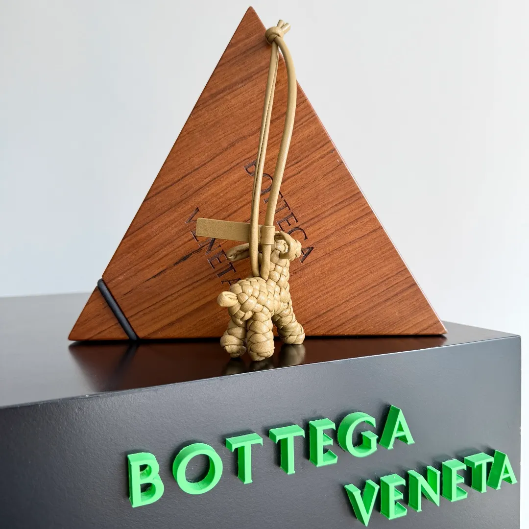 Batch 540 BOTTEGA VENETA2025 new puppy-shaped pendant braided puppy is now online😎The leather braided puppy-shaped pendant can be hung on any handbag, and it is as cute, delicate and colorful as it matches with a bag. Cute and cute, it will touch your heart at any time. It can be hung on bags or keychains. Who can resist such a cute puppy? Style number: 807068